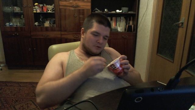 Жрать Давай!!!! Йогурт "Qaker" c реслером "Казановой" из НФР смотреть онлайн