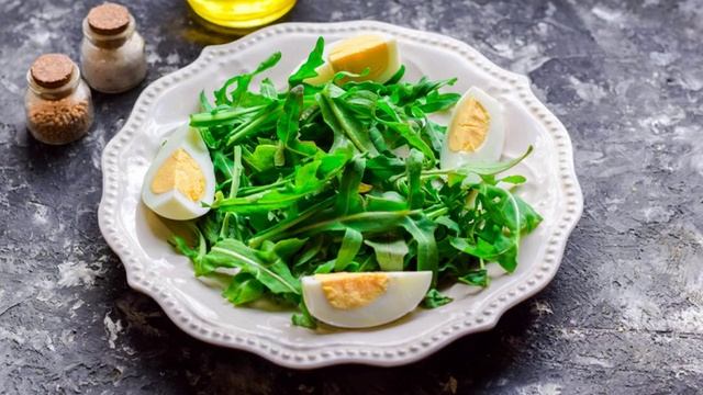 Салат с морским коктейлем и рукколой