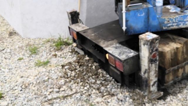 Ямобур с трудом проезжает под газовой трубой смотреть онлайн