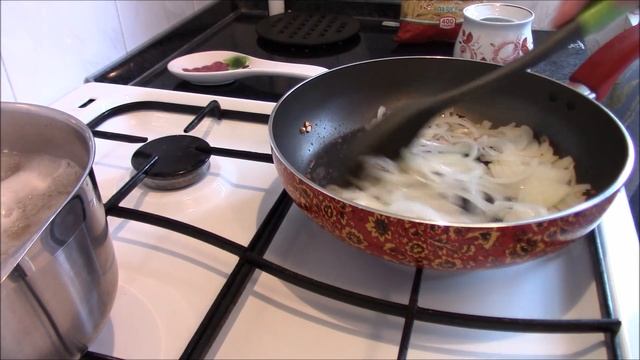 Вкусный завтрак из макарон с томатами и яйцами.
