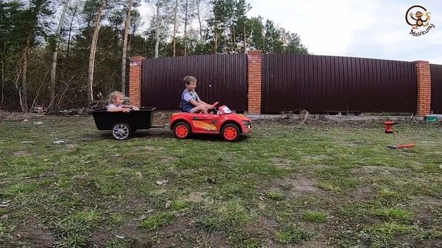 Дети и Машина. Манкиту Диана и Даня делают прицеп для красной машинки. Манкитайм Kids show смотреть онлайн