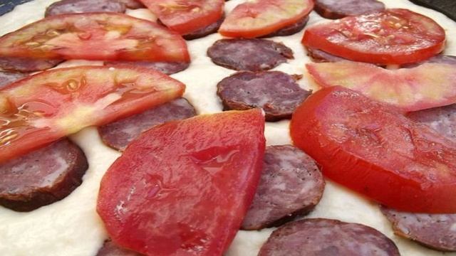 Пицца на сковороде с помидорами