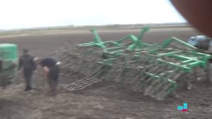 На культивации пробуем запустить Т-150К с буксира. Поломка моста трактора ХТЗ.