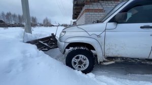 Уаз Патриот чистит снег
