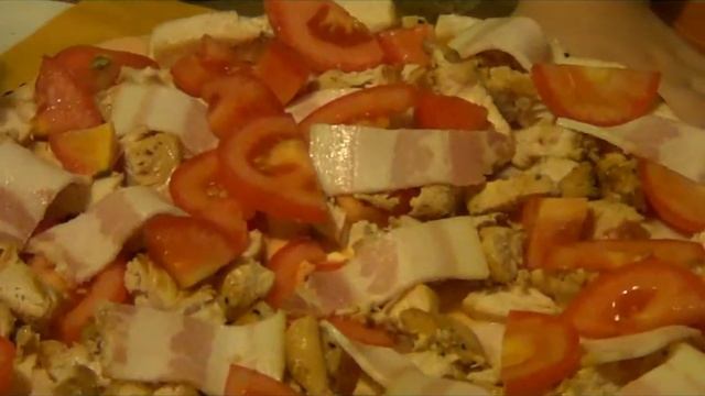 Готовим пиццу с курицей и беконом смотреть онлайн