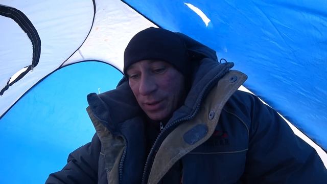 ДИКИЙ ЖОР, это ЖЕСТЬ СПРЯТАЛСЯ в ПАЛАТКЕ ! РЫБА КИШИТ под ЛУНКОЙ, подводные съёмки, как рыба клюёт? смотреть онлайн