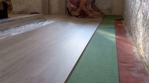 Укладка ламината на линолеум. Так теплее и больше поглощение шума. Замки на защелках