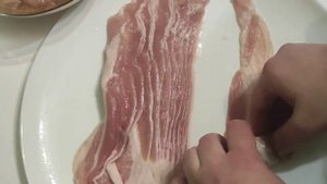 Праздничная закуска. Куриная грудка в беконе.