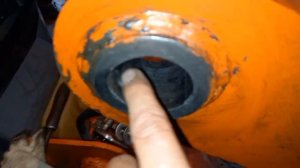 Замена фторопластовых втулок стрелы погрузчика на бронщовые.