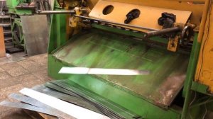 Рубка оцинкованного стального листа на Гильотине. Завод металлоконструкций Атлант.