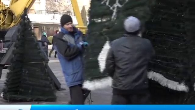 В Бельцах идут приготовления к зимним праздникам. Красавица-ёлка уже на площади. смотреть онлайн