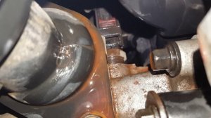 Течь антифриза в корпусе термостата или тройник.