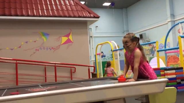 Прыгалки и кубики... Гатчина, "Детская резиденция". 12.11.2016, 16:03 смотреть онлайн