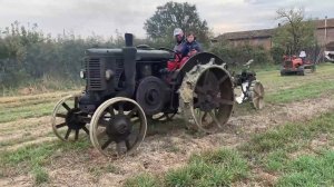 Трактор 1919 года, работающий на сырой нефти, вспахивает поле. Техника работает больше 100 лет.