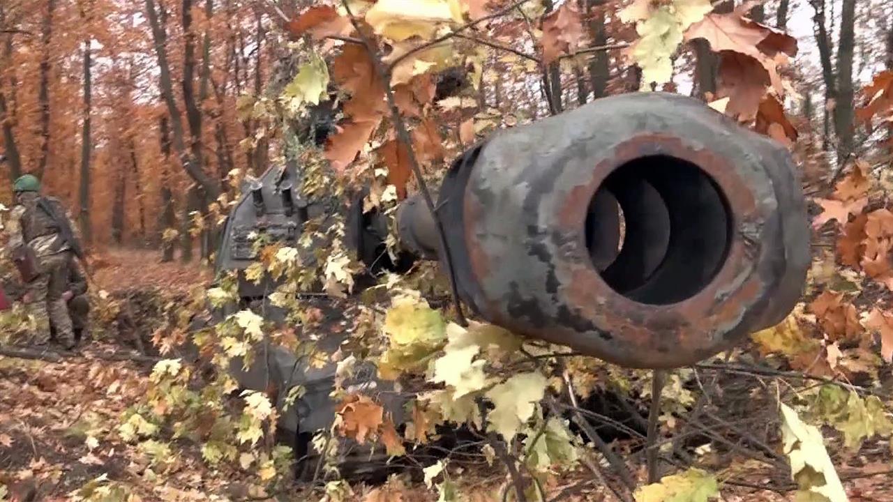Кадры боевой работы российских артподразделений в репортаже Первого канала с передовой