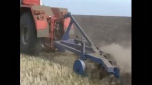 Работа плуга ПСКу-8 на поле