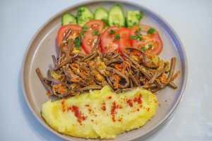 Рецепт салата из папоротника по - Приморски с мясом . Быстро и вкусно!