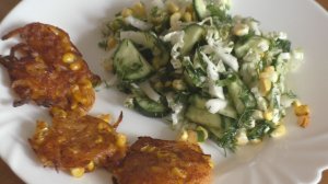 Драники с кукурузой и салат из огурца и кукурузы на ужин. Веганский марафон. День 9