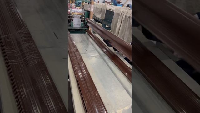 Прокат ламелей Еврожалюзи в защитной пленке, оттенок Шоколад ? #еврожалюзи #завод #производство смотреть онлайн