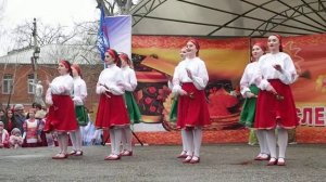 Девочки играют на ложках