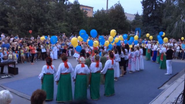 Запуск шаров с цветами государственного флага Украины c изображением герба и флагов смотреть онлайн