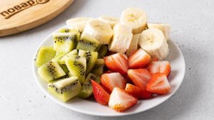 Смузи с бананом, киви и клубникой