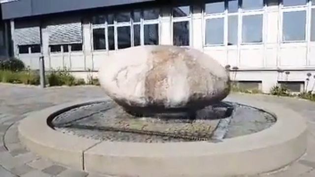 Камень весит над водой смотреть онлайн