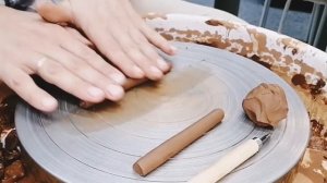 Глиняные кружки с разными ручками