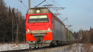 2ЭС10-082 «Гранит» с грузовым поездом