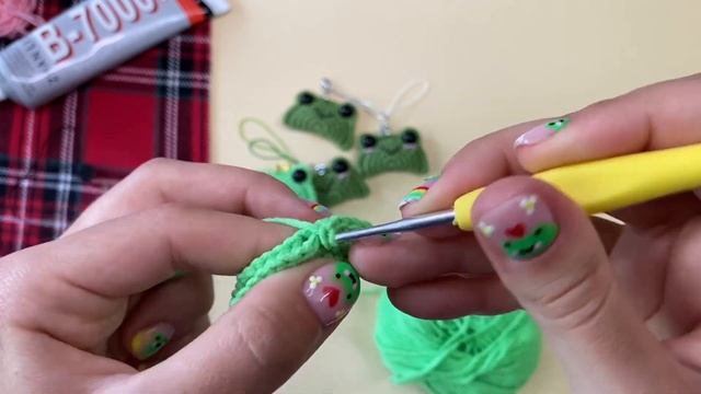 Вязаная лягушка крючком | Мастер-класс брелок милая жаба крючком за 20 минут смотреть онлайн