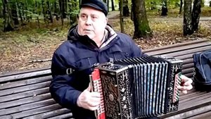 Играет гармонист Анатолий Иванов