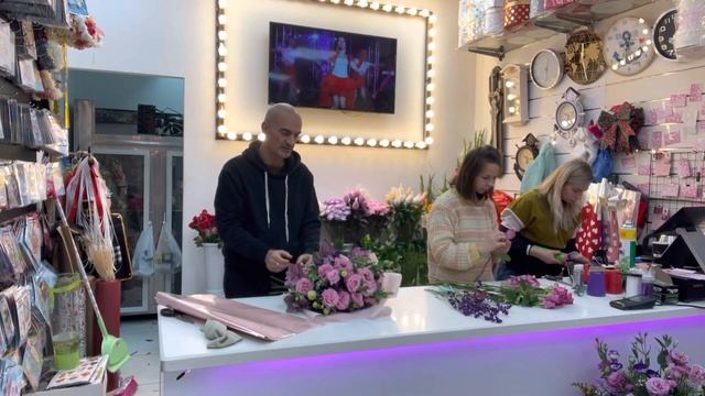 Как собрать круглый букет по спирали и упаковать в корейскую плёнку#флористикадляначинающих#shorts#