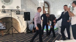 Мальчики показывают Девочек)