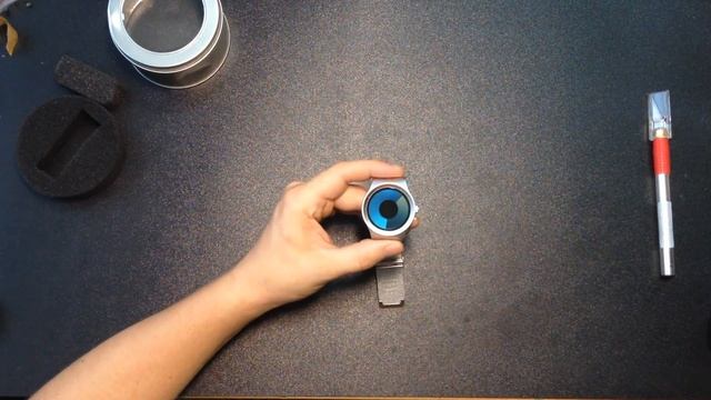 Стильные часы с оригинальным циферблатом и необычными стрелками. смотреть онлайн