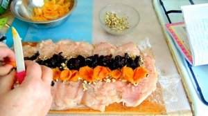 Рулет из куриной грудки с черносливом легко и просто.
