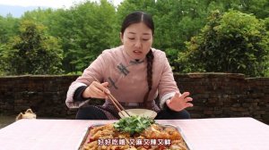小雨買4斤花鰱做太安魚,配上魔芋,忍不住又吃一碗飯,安逸! 【市民朱小雨】