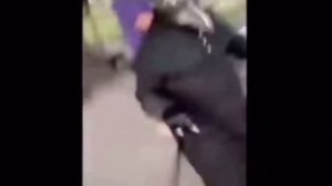 мужик в костюме чумного доктора смешно идёт | мем | тик ток