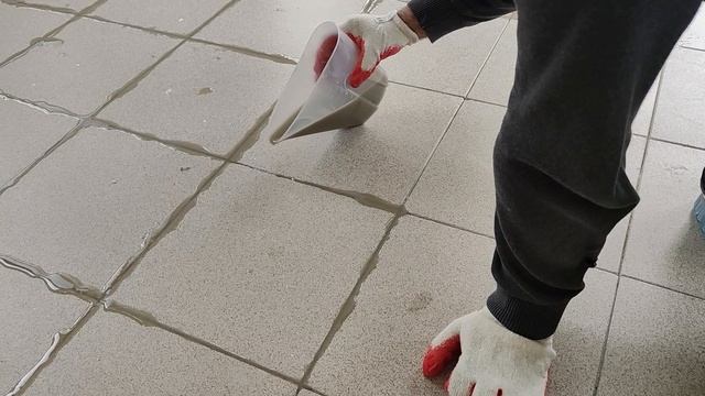 Проливка межплиточных швов эпоксидным составом смотреть онлайн