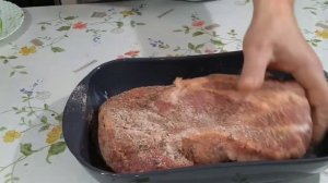 Сыро вяленое мясо в холодильнике.