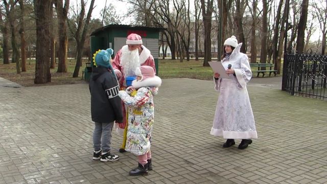 Дед Мороз в парке Победы" поздравляет детей с Новым Годом! смотреть онлайн