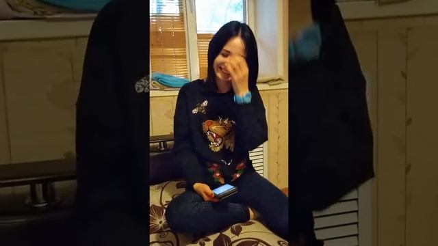 Белые обои, черная посуда смотреть онлайн