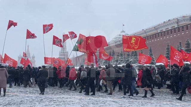 Возложение цветов в честь годовщины со дня смерти Ленина. Современнее Ленина ничего нет