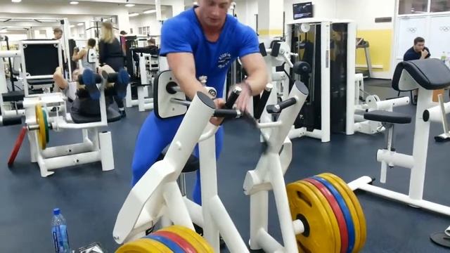 125 кг на 12 раз одной рукой! Ден качает широчайшие. смотреть онлайн