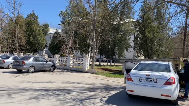В Крым пришла весна пришла - всё цветёт и пахнет.
