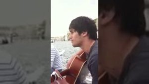 Чеченец очень красиво поёт песню под гитару