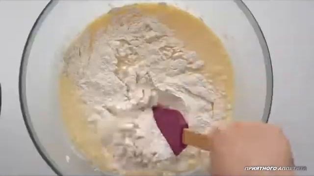 Клубничная шарлотка Очень красивая и воздушная! смотреть онлайн