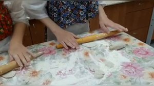 Buolušipainiekkuа Карельские калитки с брусникой – ученицы школы № 7