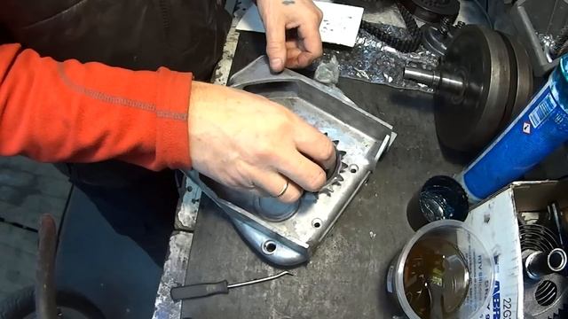 ОСНАЩЕНИЕ КРЫШЕК КПП ИЖ ПЛАНЕТА ПОДШИПНИКАМИ И САЛЬНИКОМ. смотреть онлайн