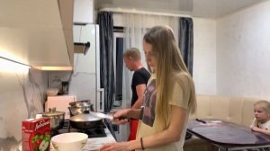 Сажаю картошку одна / Ощущение будто у мужа стоит видеокамера в огороде / Вечерний семейный ужин