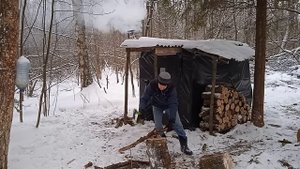 Уют лесного балагана в декабрьском заснеженном лесу.